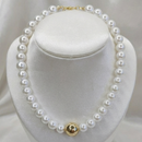 COLAR MAXI ESFERAS COM ESFERA DOURADA CENTRAL