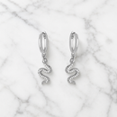BRINCO ARGOLA SERPENTE CRAVEJADA RÓDIO BRANCO