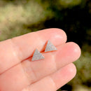 BRINCO PIRAMIDE CRAVEJADO COM ZIRCONIA BRANCA