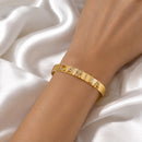 BRACELETE PERSONALIZADO LETRAS CAIXA ALTA CRAVEJADAS